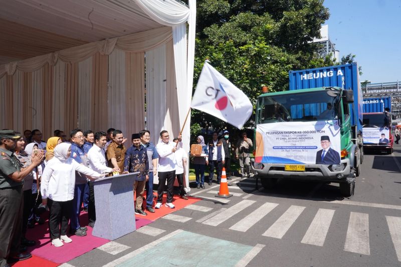 mendag-lepas-ekspor-produk-kimia-senilai-rp15-miliar-ke-tiongkok