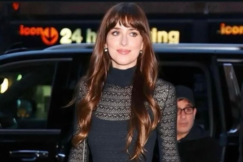 Dakota Johnson kenakan gaun hitam usai putus dengan Chris Martin
