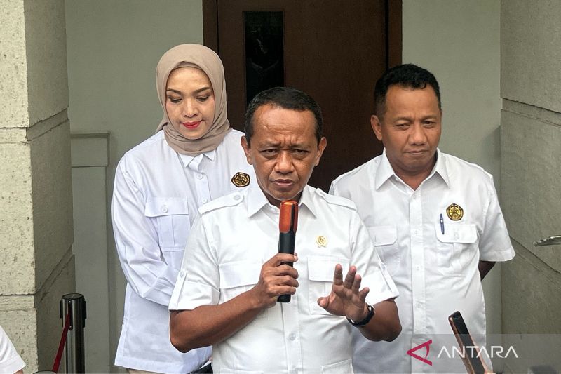 bahlil-hentikan-sementara-operasi-tambang-nikel-di-raja-ampat