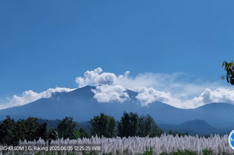 Gunung Raung erupsi dengan letusan 600 meter di atas puncak