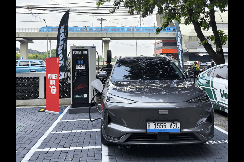 geely-gaet-voltron-sediakan-charging-station-di-diler-resmi