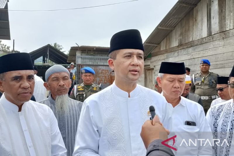 Mentrans serahkan dua sapi kurban untuk warga transmigran di Sigi