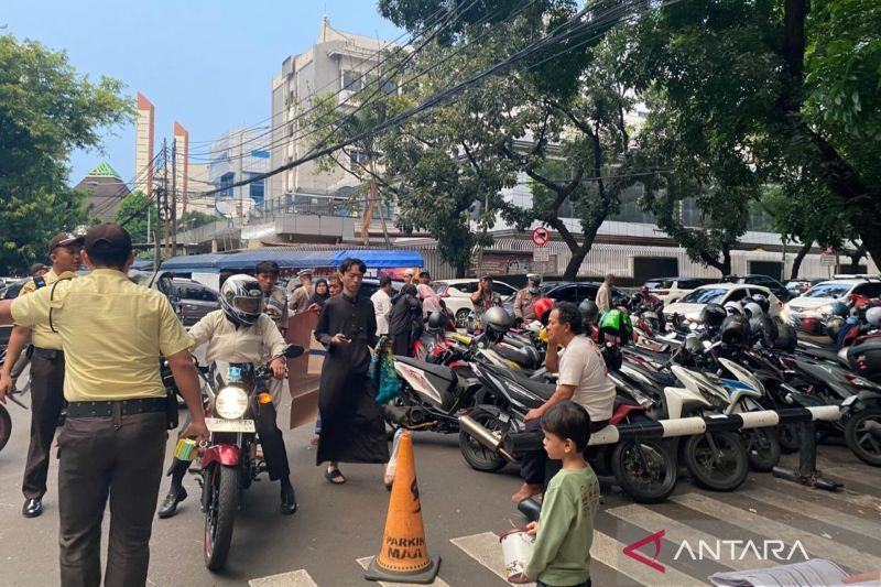 Awas parkir liar, tarif di luar Masjid Al-Azhar tembus Rp10 ribu saat Idul Adha