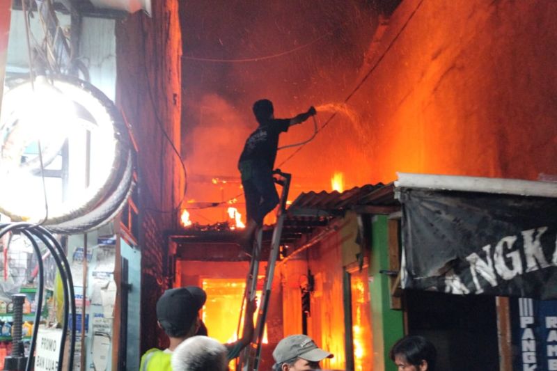 Suami mabuk bakar rumah di Pesanggrahan karena cekcok dengan istri