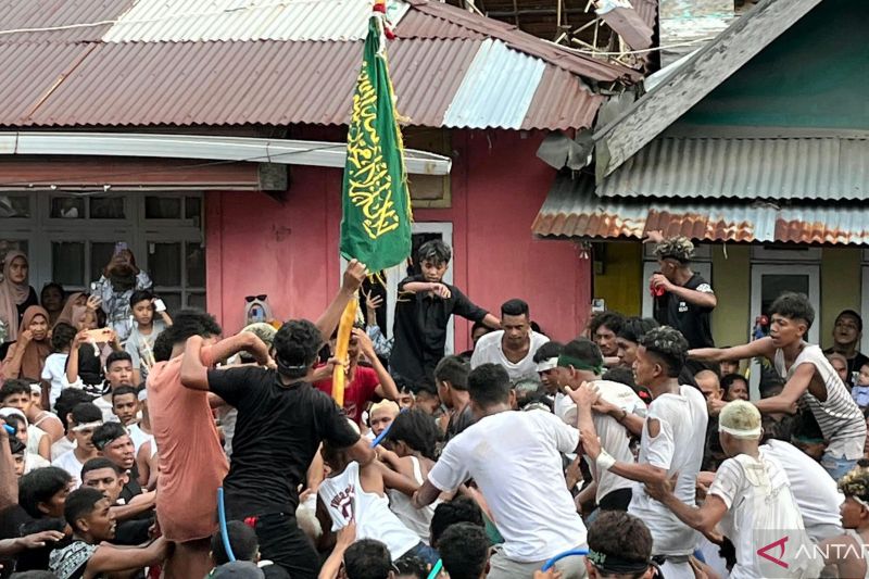 Warga Tulehu Maluku lakukan Tradisi Abdau meriahkan Idul Adha 2025