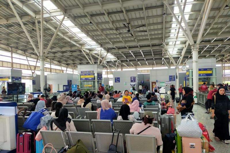 Volume penumpang kereta di hari Idul Adha masih tinggi