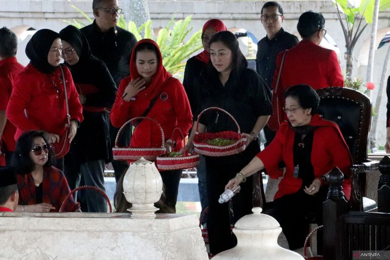 Megawati Soekarnoputri ziarah di makam Soekarno pada Harla Presiden Soekarno