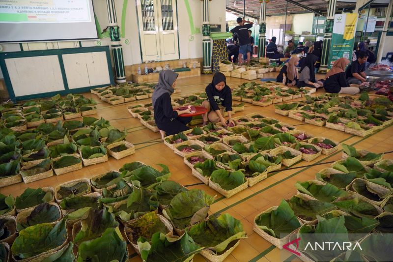 Bungkus daging kurban dengan daun jati untuk mengantisipasi masalah plastik