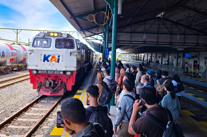 kai-catat-11301-penumpang-tiba-di-stasiun-daop-7