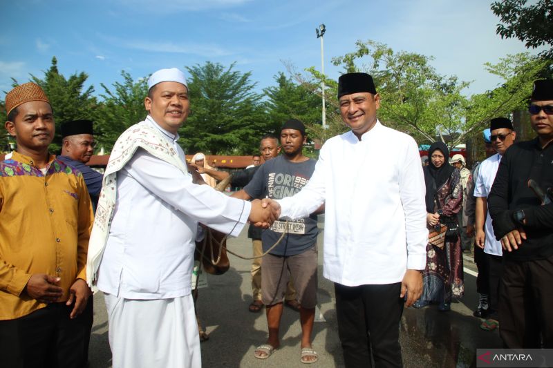 Kapolda Kalbar serahkan 192 hewan Kurban pada Idul Adha 2025