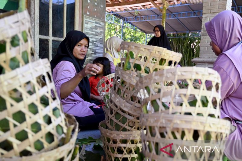 Panitia siapkan bahan pengganti plastik untuk bungkus daging kurban