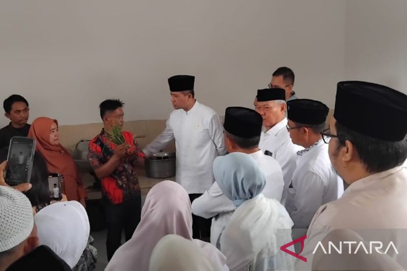 menstrans-apresiasi-transmigran-sigi-kembangkan-bawang-batu-jadi-gurih