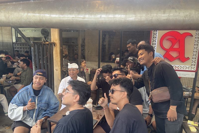 Gubernur Bali traktir anak muda kopi bentuk kasih sayang Tumpek Krulut
