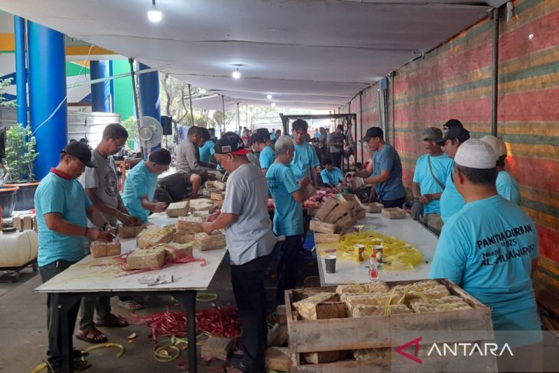 Pasar Induk Kramat Jati distribusi daging kurban gunakan wadah besek