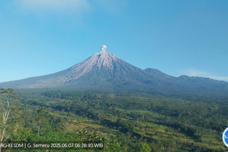 Lima kali erupsi Gunung Semeru dengan tinggi letusan hingga 900 meter