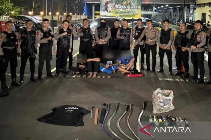 empat-remaja-bawa-sajam-yang-diduga-untuk-tawuran-ditangkap-polisi