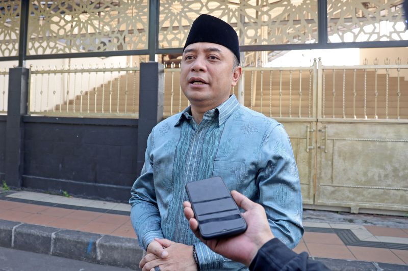 Wali Kota Surabaya minta warga waspada penularan COVID-19