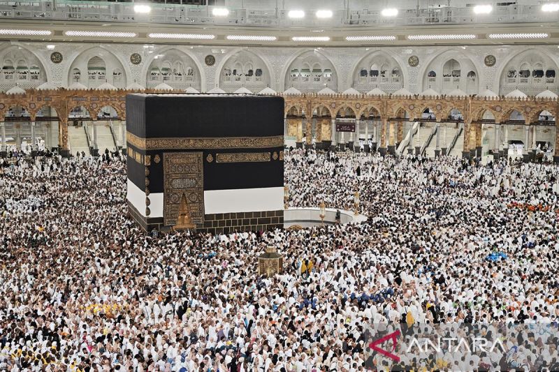 Jamaah melanjutkan ibadah haji terakhir di tengah pengamanan ketat