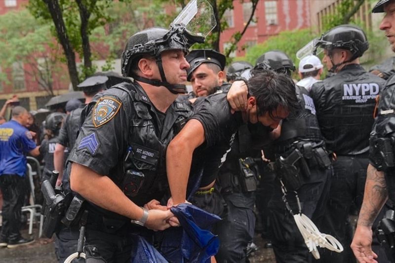 Sejumlah demonstran ditangkap usai bentrok dengan polisi New York