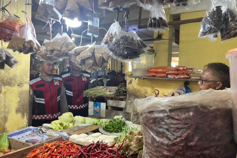 Polres Lingga patroli preventif di pasar tradisional cegah premanisme