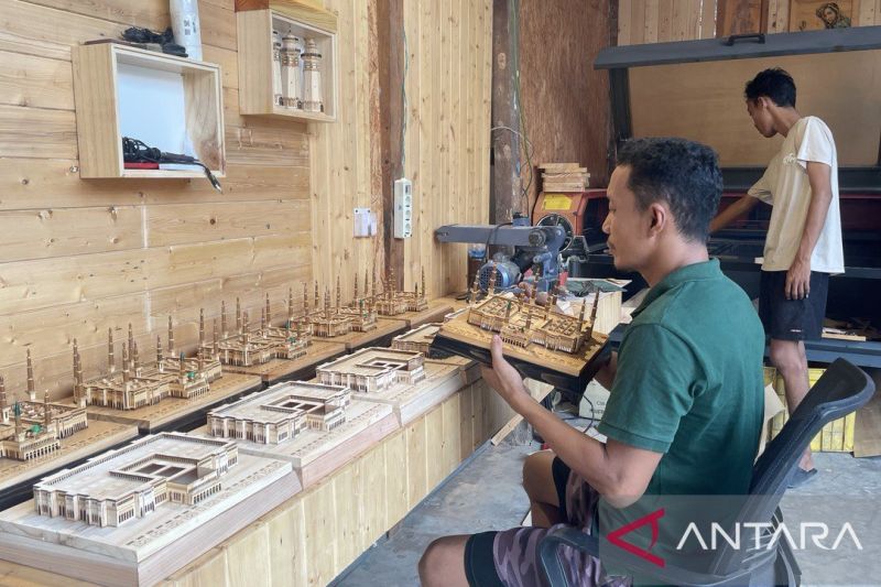 perajin-asal-serang-olah-limbah-kayu-jadi-kerajinan-miniatur