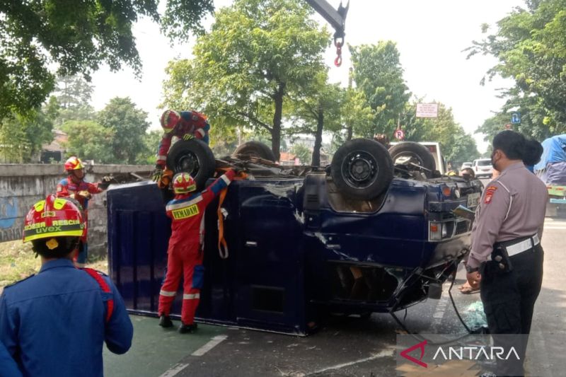 Mobil pengangkut uang terbalik di Klender Jaktim