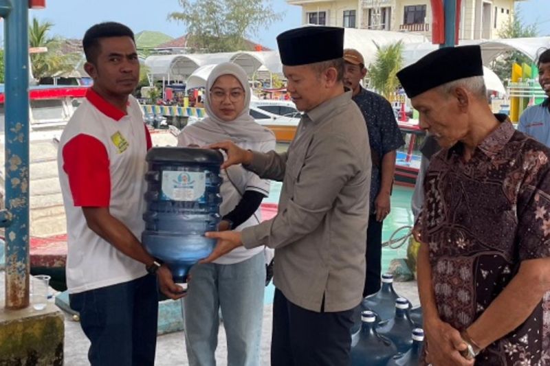 Ribuan galon air minum disalurkan untuk warga Kepulauan Seribu