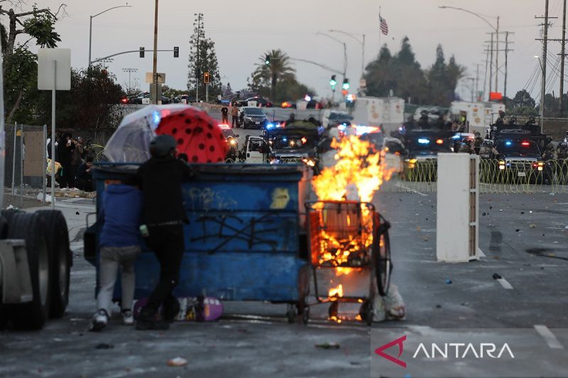 Bentrok polisi-pengunjuk rasa imigrasi berlanjut di Los Angeles