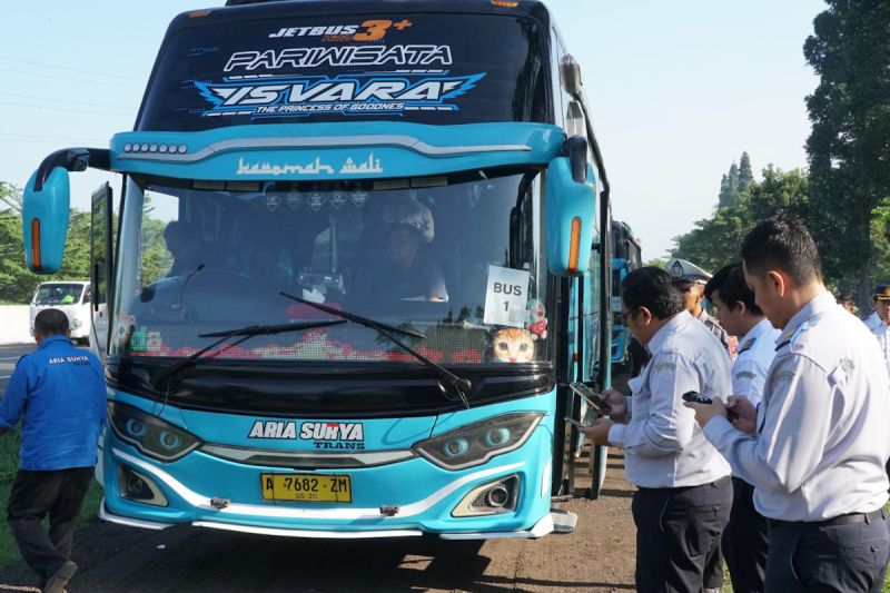kemenhub-periksa-34-bus-di-tol-jagorawi-selama-libur-idul-adha