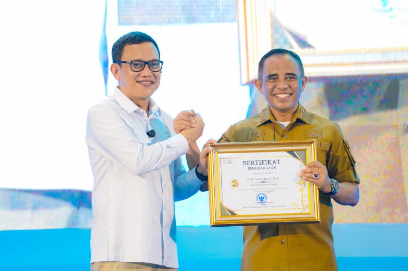Menteri P2MI berikan penghargaan untuk gubernur dan Kapolda Sulteng