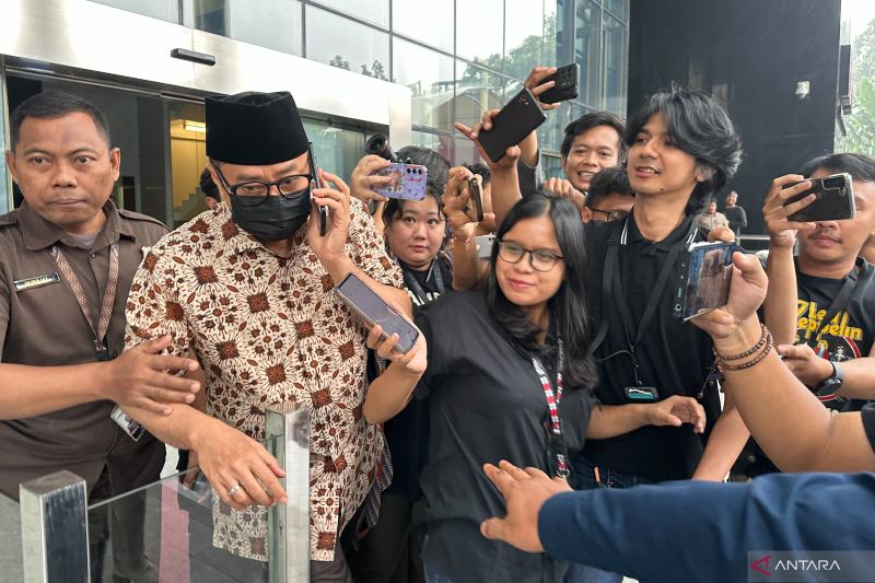 Usai diperiksa KPK, Muhamad Haniv hindari jurnalis dengan menelepon