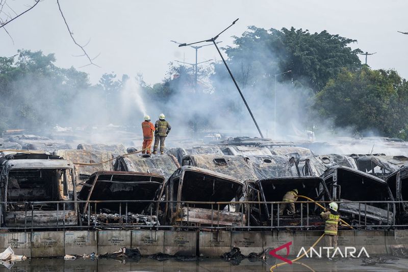 Bus Transjakarta yang terbakar di TMB Rawa Buaya bukan milik DKI 