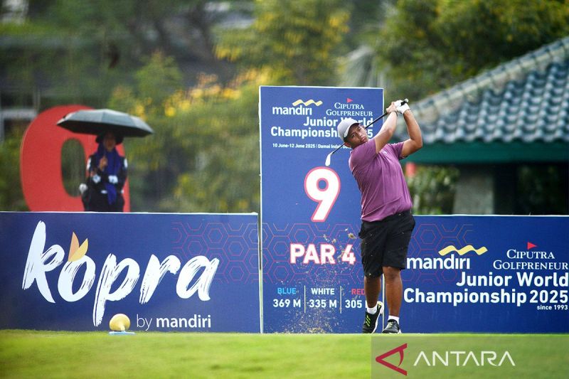 Rayhan Abdul Latief pimpin hari pertama turnamen golf junior 2025