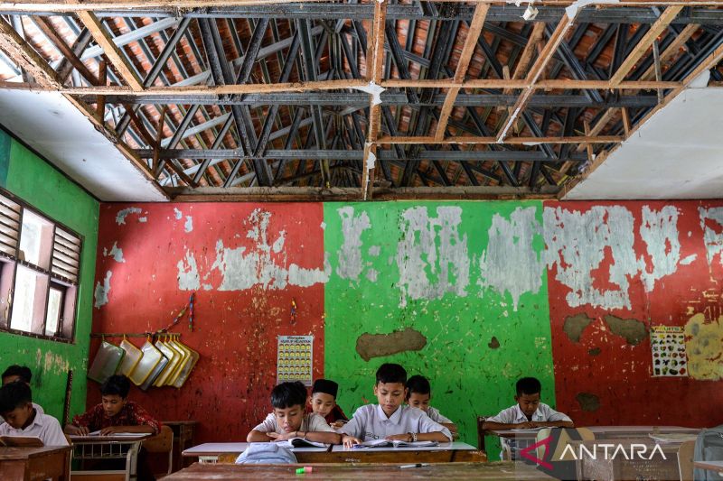 Miris, siswa SD Negeri Binangun Serang belajar dengan kondisi atap kelas rawan ambruk