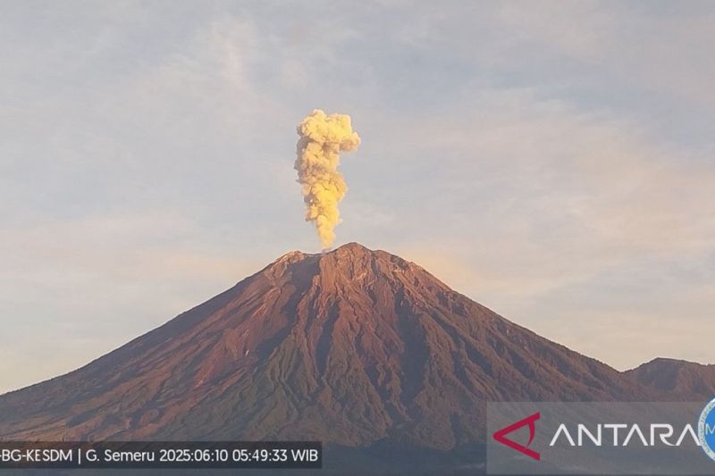 Gunung Semeru erupsi disertai letusan setinggi 1.000 m di atas puncak