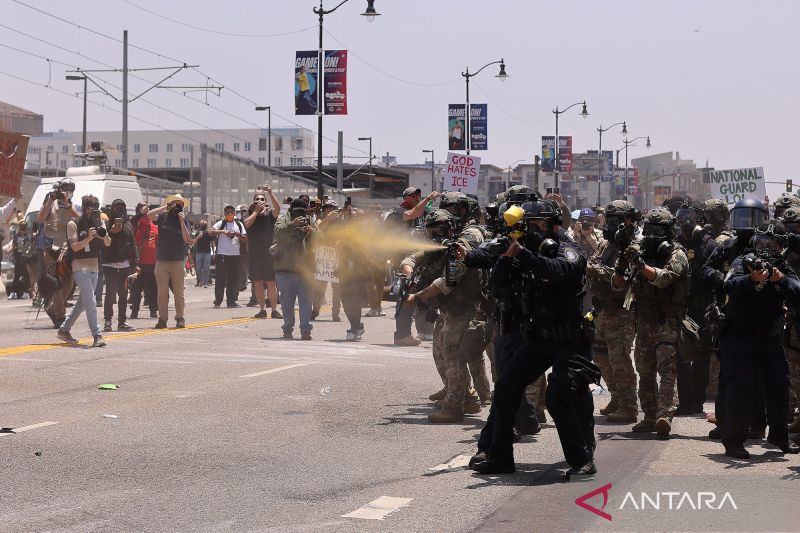 Los Angeles berlakukan jam malam akibat unjuk rasa memanas