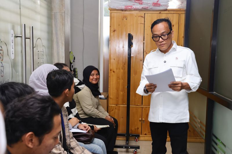 Wamenaker tegaskan praktik penahanan ijazah melanggar hukum