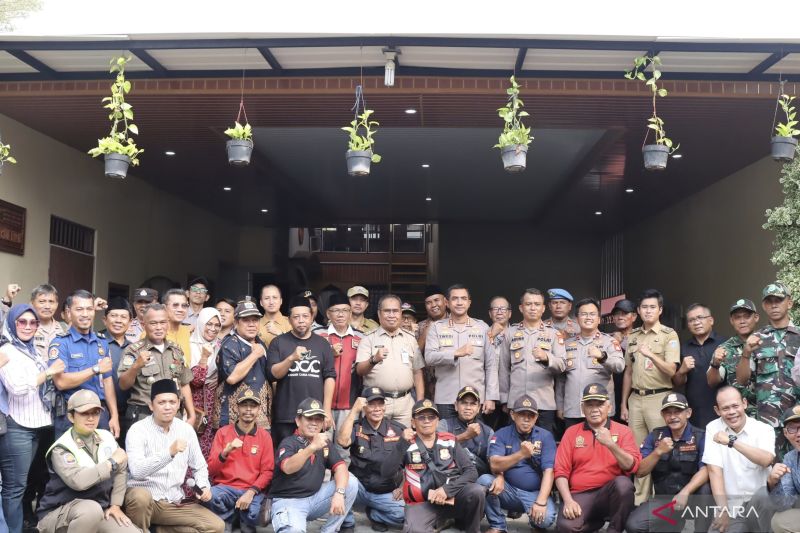 polisi-bertemu-masyarakat-untuk-tampung-keluhan-dan-aspirasi-di-jakbar