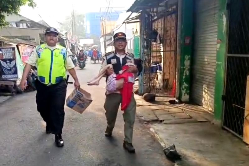 satpol-pp-amankan-anak-yang-disiksa-orang-tua-di-pasar-kebayoran-lama