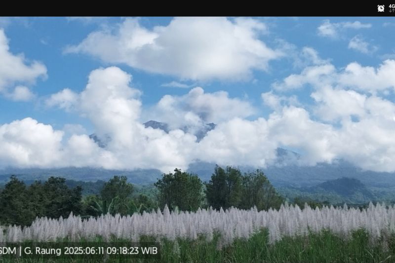 Gunung Raung kembali erupsi Rabu pagi, tinggi letusan capai 750 meter