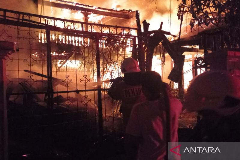 Kebakaran rumah dan kios terjadi di Kramat Jati Jaktim