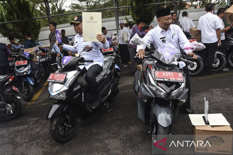 lunas-pajak-lebih-cepat-kepala-desa-dan-lurah-di-ciamis-terima-penghargaan-dan-sepeda-motor-dinas