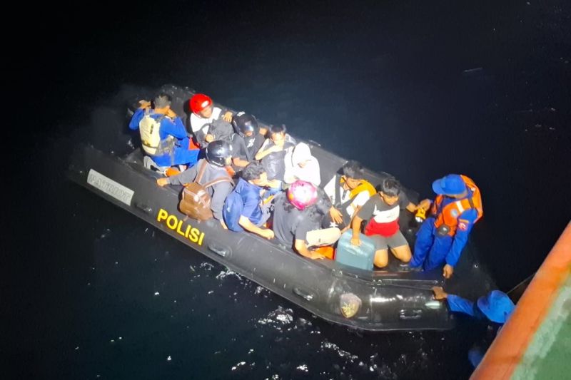 KUPP Lapuko periksa ABK kapal yang kandas di Perairan Konawe