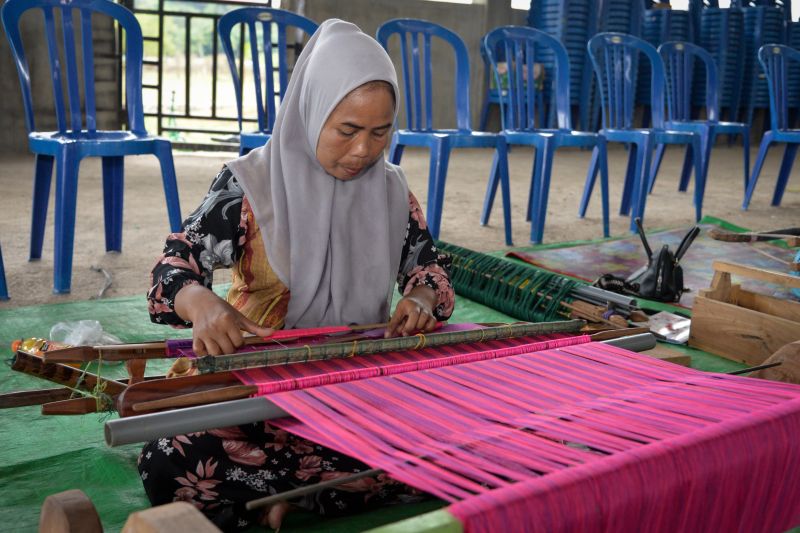 dekranasda-ntb-dorong-regenerasi-dan-inovasi-tenun-muna-paa