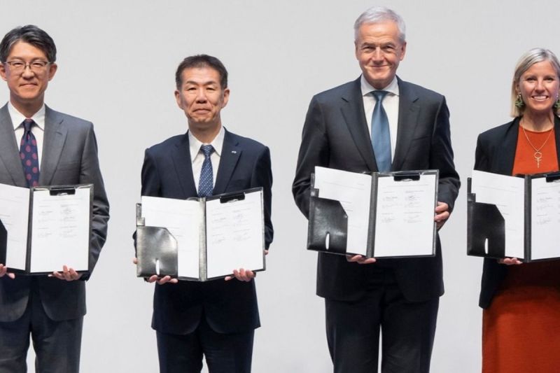 daimler-dan-toyota-teken-kesepakatan-merger-mitsubishi-fuso-dan-hino