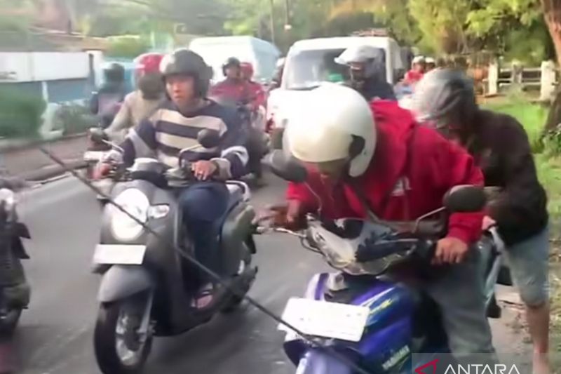 Pemotor di Cengkareng alami kecelakaan akibat tersangkut kabel udara