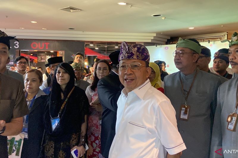 koster-luluhkan-perusahaan-besar-buat-hentikan-air-kemasan-plastik
