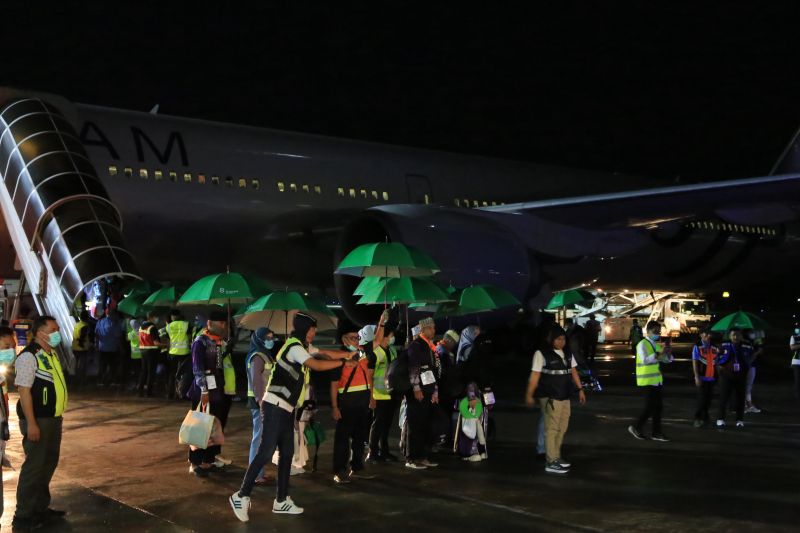Jemaah haji Kloter 1 Debarkasi Makassar tiba malam hari