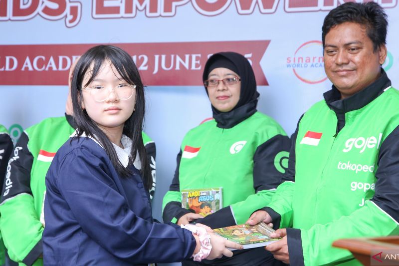 swa-dan-gojek-bagikan-50-ribu-buku-untuk-anak-mitra-driver