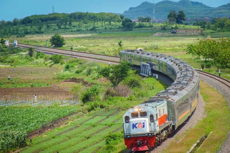 10 kereta api jarak jauh berhenti di Jatinegara pada 15 Juni 2025